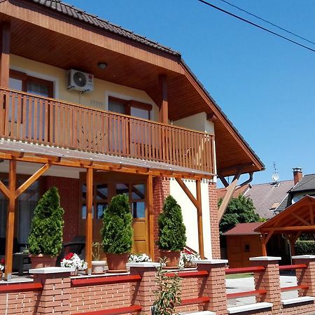 Marina-Buek Apartmanhaz Extérieur photo