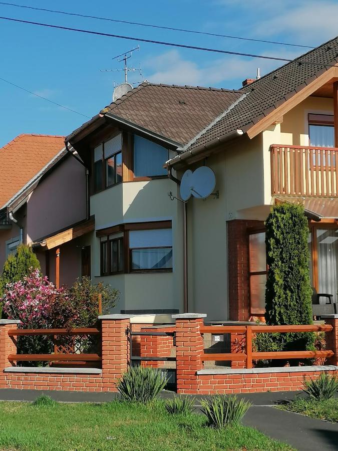Marina-Buek Apartmanhaz Extérieur photo