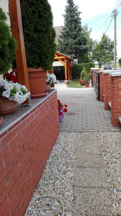 Marina-Buek Apartmanhaz Extérieur photo